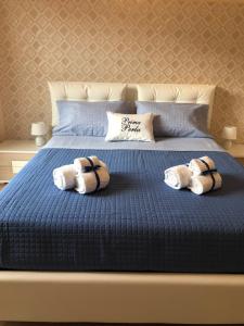 A bed or beds in a room at Prima Perla