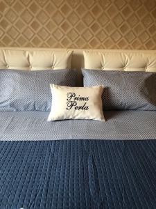 A bed or beds in a room at Prima Perla