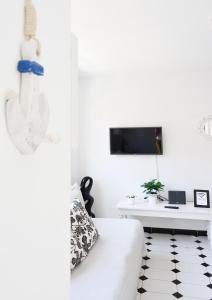 Televízia a/alebo spoločenská miestnosť v ubytovaní Central House