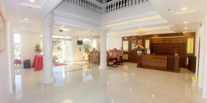 a large lobby with columns and a reception desk at Huy Đạt Hotel in Phan Thiet