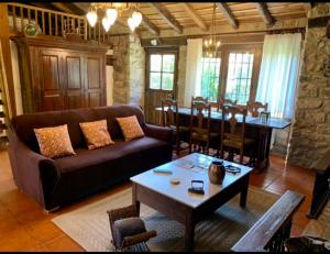 salon z kanapą i stołem w obiekcie La Casita de Cuestallano w mieście Renedo