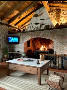 salon ze stołem i kominkiem w obiekcie La Casita de Cuestallano w mieście Renedo +12 zdjęć