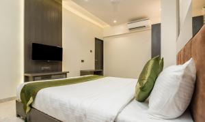 Postel nebo postele na pokoji v ubytování Hotel Oyster Suite Andheri West