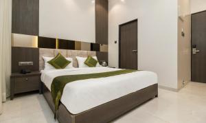 Postel nebo postele na pokoji v ubytování Hotel Oyster Suite Andheri West