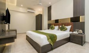 Postel nebo postele na pokoji v ubytování Hotel Oyster Suite Andheri West