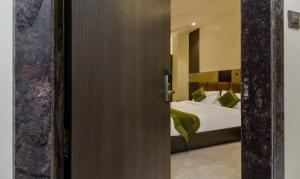 Postel nebo postele na pokoji v ubytování Hotel Oyster Suite Andheri West