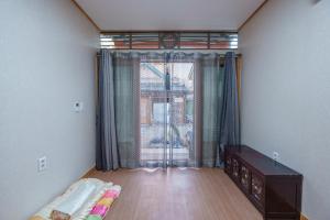 Postel nebo postele na pokoji v ubytování Aega Hanok Guesthouse