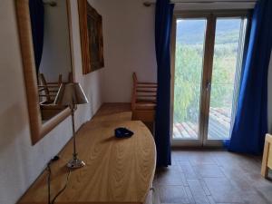 Zimmer mit einem Tisch mit einer Lampe und einem Fenster in der Unterkunft B&b San Michele in Cagnano Varano