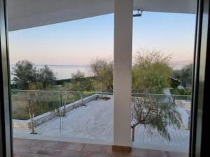 Blick auf den Ozean von einem Fenster des Hauses in der Unterkunft B&b San Michele in Cagnano Varano