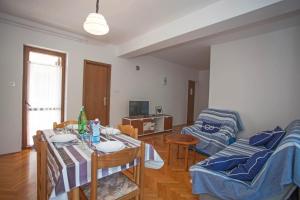 Televízia a/alebo spoločenská miestnosť v ubytovaní Apartments and Room Agata