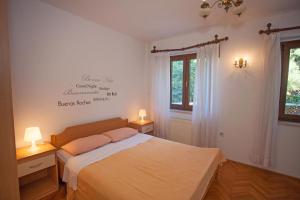 - une chambre avec un lit et 2 lampes dans l'établissement Apartments and Room Agata, à Banjole