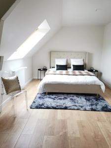 En eller flere senge i et værelse på Maison Design entre Paris, Deauville et Rouen