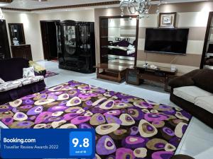 - un salon doté d'un grand tapis violet dans l'établissement Maadi Apartment - 3 rooms ( Families Only ), au Caire