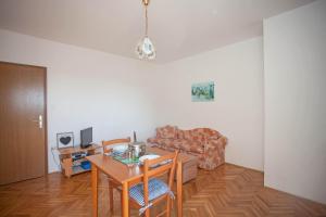 Televízia a/alebo spoločenská miestnosť v ubytovaní Apartments and Room Agata