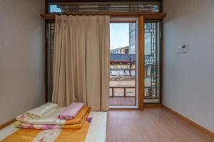 Postel nebo postele na pokoji v ubytování Aega Hanok Guesthouse