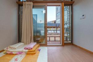 Postel nebo postele na pokoji v ubytování Aega Hanok Guesthouse