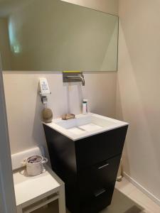 A bathroom at Joey