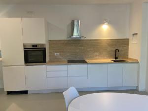 A kitchen or kitchenette at Joey