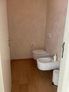 A bathroom at Joey