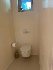 A bathroom at Joey