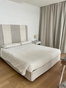 A bed or beds in a room at Joey