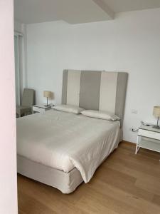 A bed or beds in a room at Joey