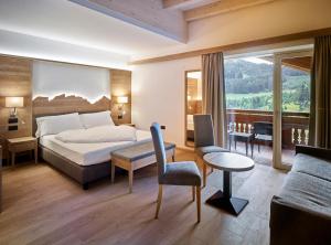 Postel nebo postele na pokoji v ubytování Hotel Shandranj + 37 fotografií
