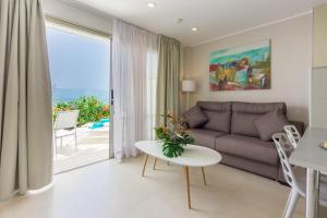 a living room filled with furniture and a window at Klayman Diamond Aparthotel in Acantilado de los Gigantes