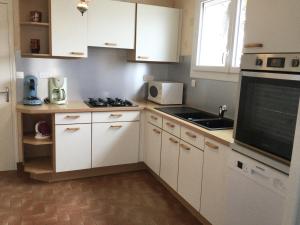 Kuchyň nebo kuchyňský kout v ubytování Maison pour 4 - Jardin - 400m plage des Lutins + 19 fotografií