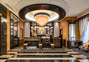 a lobby of a hotel with a chandelier at APA Hotel Hakata Higashihieekimae in Fukuoka