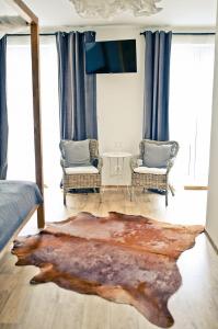 una sala de estar con una alfombra de piel en el suelo en Anděl Penzion & Cafe en Rožnov pod Radhoštěm