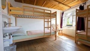 ein Badezimmer mit 2 Etagenbetten und einem Waschbecken in der Unterkunft Brugg Youth Hostel in Brugg