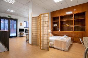 een slaapkamer met een bed in een kamer met houten wanden bij 2 bedrooms 1,5 bathrooms furnished - Malasaña - Cozy & Vintage - Minty Stay in Madrid