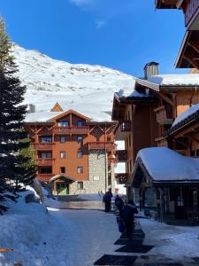 صورة لـ Le Chamois des Alpages de Reberty ski au pied في ليه مينوير