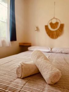 un asciugamano sopra un letto di Willuna Sanctuary a Chiltern