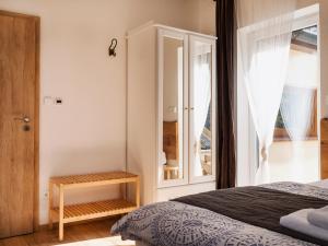 1 dormitorio con cama y ventana grande en Anděl Penzion & Cafe en Rožnov pod Radhoštěm