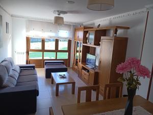 salon z kanapą i stołem w obiekcie Sandino 32 w Santiago de Compostela