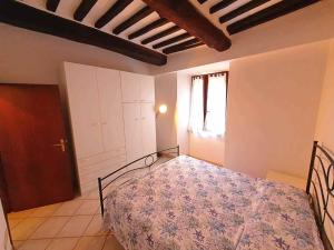 a bedroom with a bed in a room with a ceiling at Ammiraglio Giglio Castello in Isola del Giglio