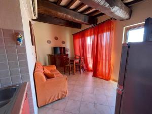 uma cozinha com um sofá e uma mesa num quarto em Residenza Il Falchetto em Assis