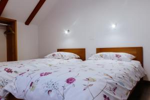 1 dormitorio con 1 cama con edredón de flores en Holiday Home Na Biru 2, en Tolmin