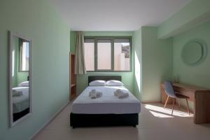 1 dormitorio con cama, escritorio y lavamanos en Eden Lily- Luxurious Apartment with Sea View, en Rodas