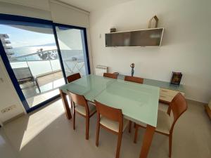 een eetkamer met een tafel en stoelen en een raam bij For a Stay Les Ones in Salou