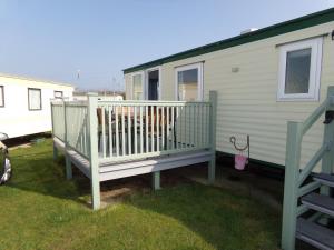 Casa móvil con porche y terraza en Happydaze Caravan en Bacton
