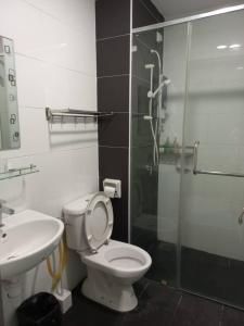La salle de bains est pourvue d'une douche, de toilettes et d'un lavabo. dans l'établissement New Ipoh The Majestic Condo Homestay, à Ipoh