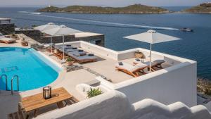 Výhľad na bazén v ubytovaní Kea Mare Luxury Villas alebo v jeho blízkosti