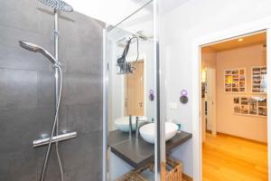 une salle de bain avec deux lavabos et une douche dans l'établissement Charming apartment with parking!, à Turin 27 autres photos
