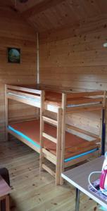 a room with two bunk beds in a cabin at Sodyba Prie Beržoro Ežero in Plateliai