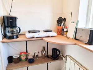 ein Küchenregal mit Kaffeemaschine und Mikrowelle in der Unterkunft Appartement OK26 Oostkapelle in Oostkapelle