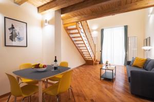 巴勒摩的住宿－Open Sicily Homes "Residence ai Quattro Canti" - Self check in - Deposito Bagagli，客厅配有桌子和黄色椅子