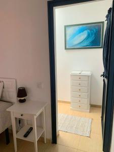 1 dormitorio con mesa y un cuadro en la pared en Casa Innès, en Punta Mujeres